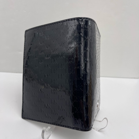 Michael Kors Jet Set Travel Md Signatu Patent Logo Debossed  Passport Case
Black - Picture 5 of 16